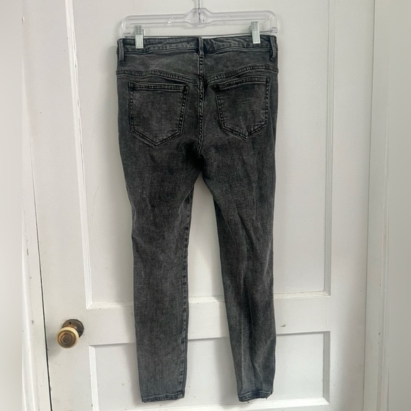 Free People Womens Black Washed Distressed Denim Skinny Jeans Size 26 $148 - Picture 3 of 3
